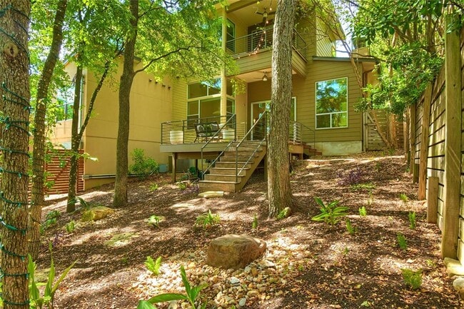Building Photo - 1009 E Riverside Dr