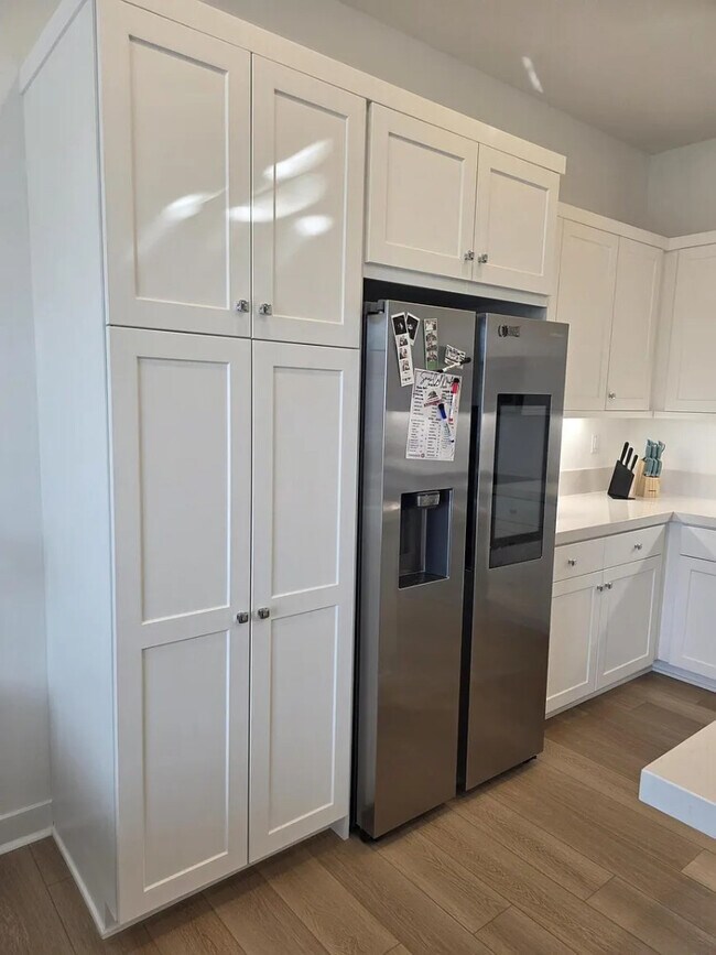 Building Photo - Bright 1-Bed Top-Floor Haven w/ In-Unit Laundry, Central AC & Attached Garage – Valencia