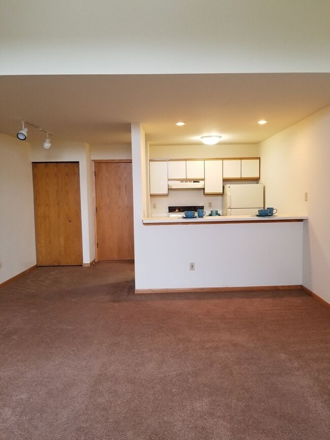 Building Photo - Available April 1st