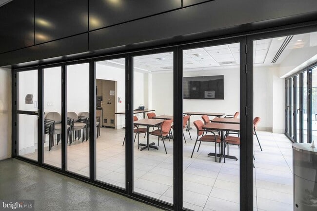 Building Photo - 3800 Fairfax Dr