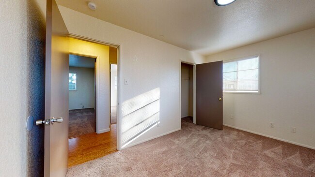 Building Photo - UPTOWN 3 Bedroom +Office  2 Bath with Garage