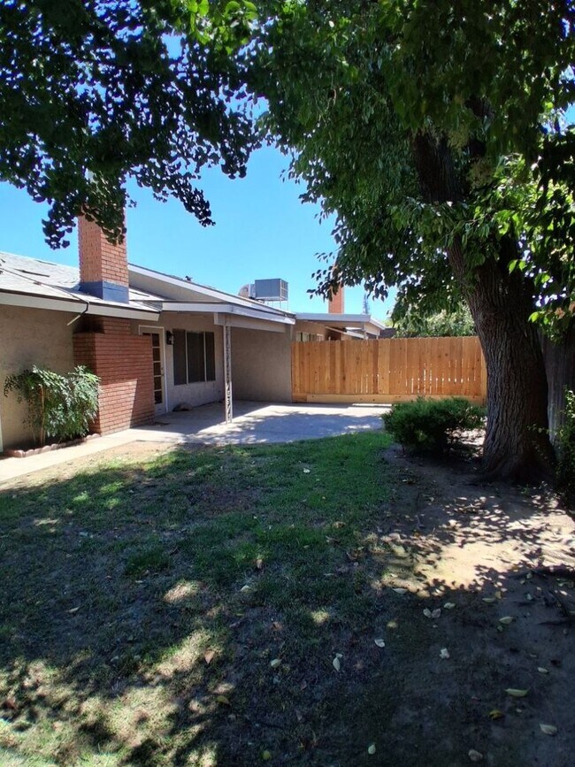 Building Photo - 6061 N Bungalow Ln