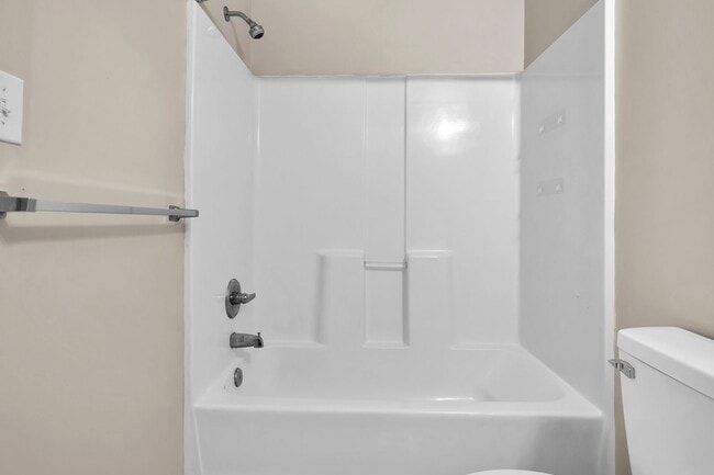 Building Photo - 2 Bed 2.5 Bath Townhome