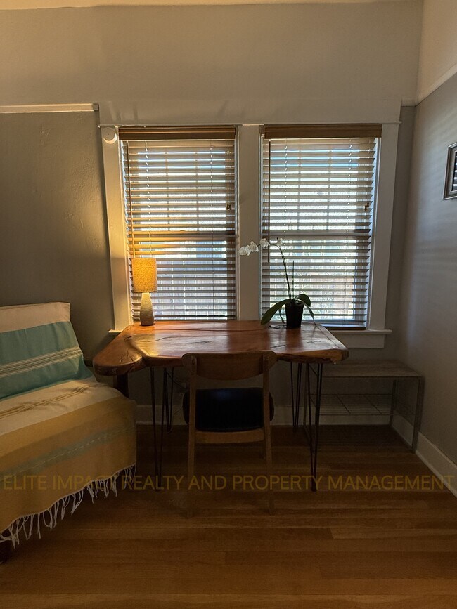 Building Photo - 2548 E 3rd St