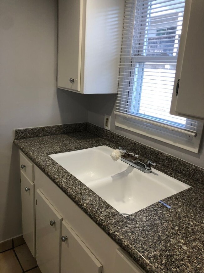 Building Photo - Studio Apartment - North Hollywood -Move I...