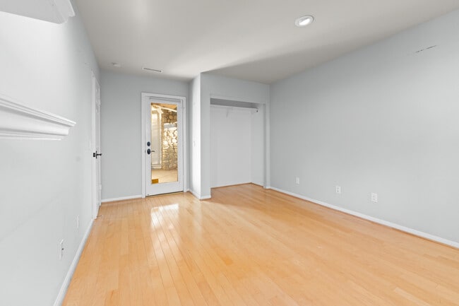Building Photo - 348 Lark Ellen Ave