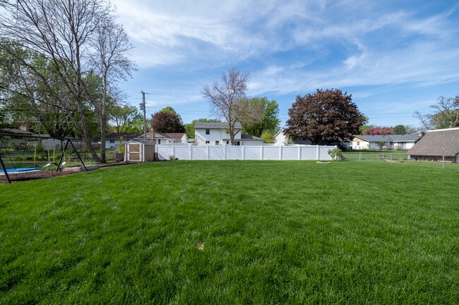 Building Photo - 257 Elm Dr
