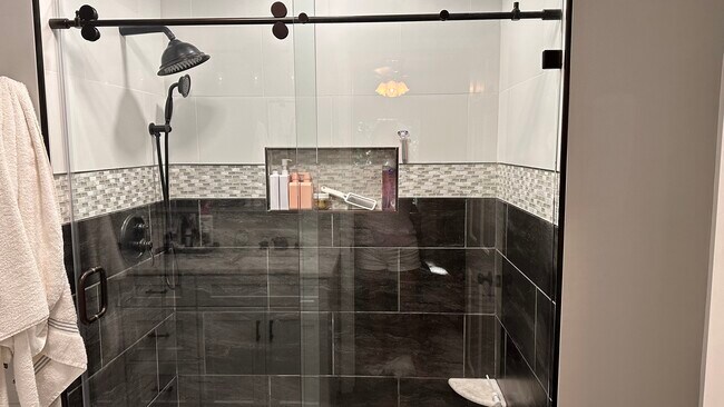 Building Photo - 6718 Deep Creek Dr