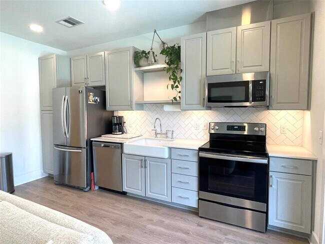Building Photo - 4704 Sunset Trail