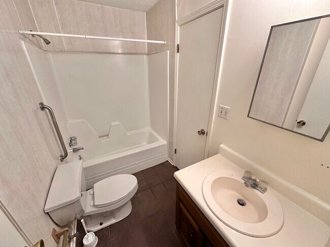 Building Photo - 505 Chateau Dr SE