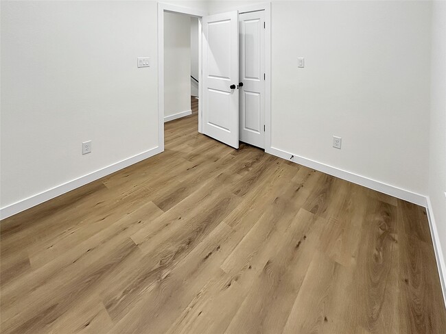 Building Photo - 6004 Bacher St