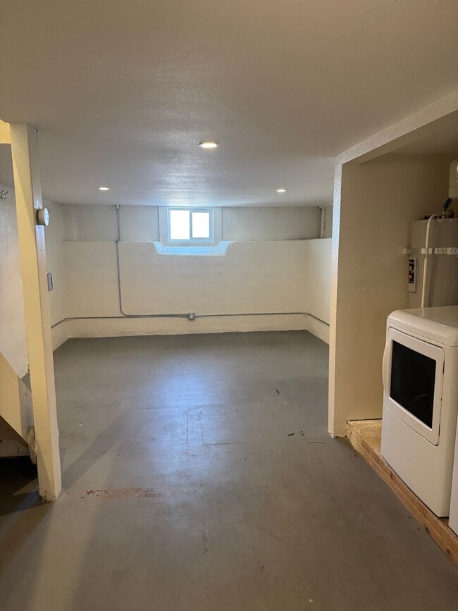 Building Photo - TRI PLEX in midtown..1 bedroom 1 bath with...
