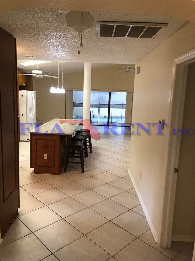 Building Photo - **3/2 Villa with pool in Tuscawilla**