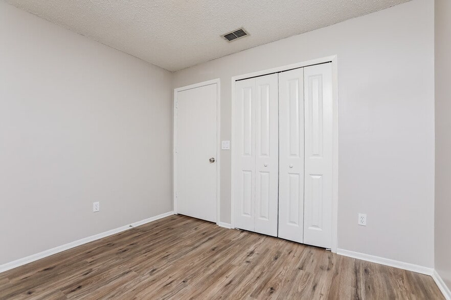 Building Photo - 3304 S St Lucie Dr