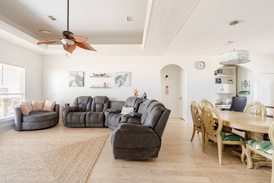 Building Photo - 986 Dolly St