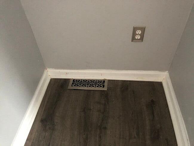 Building Photo - 405 S Vincent St