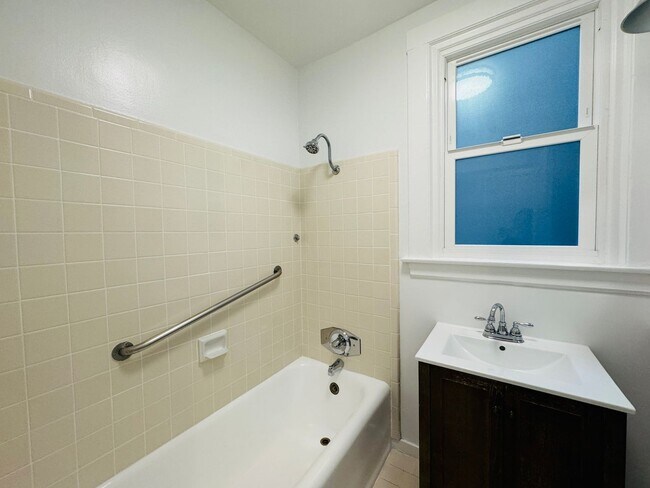 Building Photo - Bernal/Mission/Noe: Updated Flat w/ Shared...