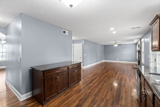 Building Photo - Pet Friendly Four Bedroom!