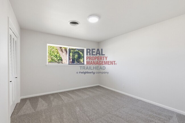 Building Photo - Spacious Modern 5 Bed / 2.5 Bath + 1 Bed / 1 Bath ADU in Wedgwood