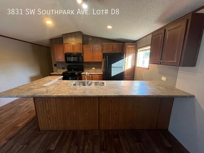 Primary Photo - 3831 SW South Park Ave