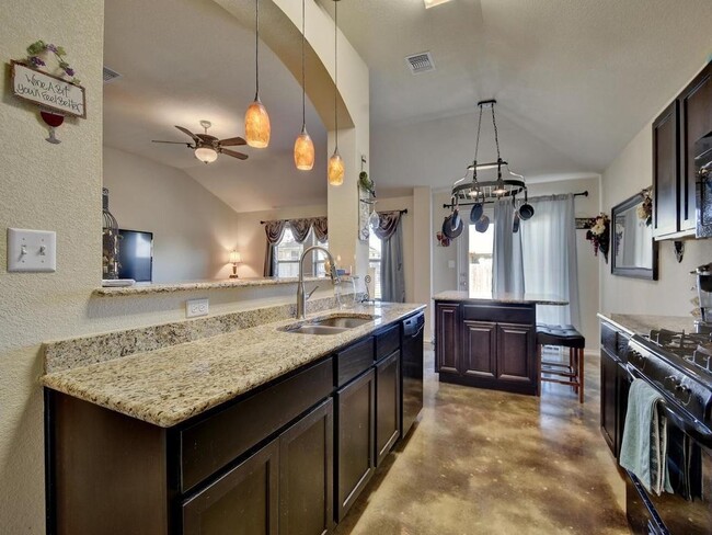 Building Photo - 1096 Twin Estates Dr