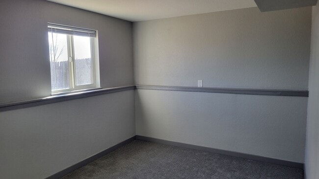 Building Photo - 4 Bedroom, 1.75 Bathroom - Freshly Updated! Available Now!