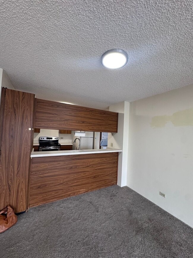 Building Photo - 2 Bed, 2 Bath with reserved, covered parking. Washer/Dryer in unit -Country Club Plaza in Salt Lake