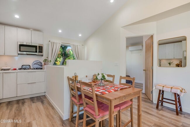 Building Photo - 116 S Glenroy Ave