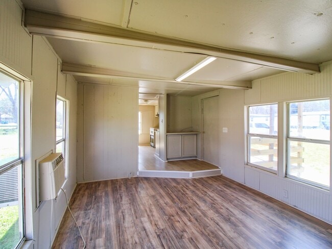 Building Photo - Excellent Location close to Fayetteville!