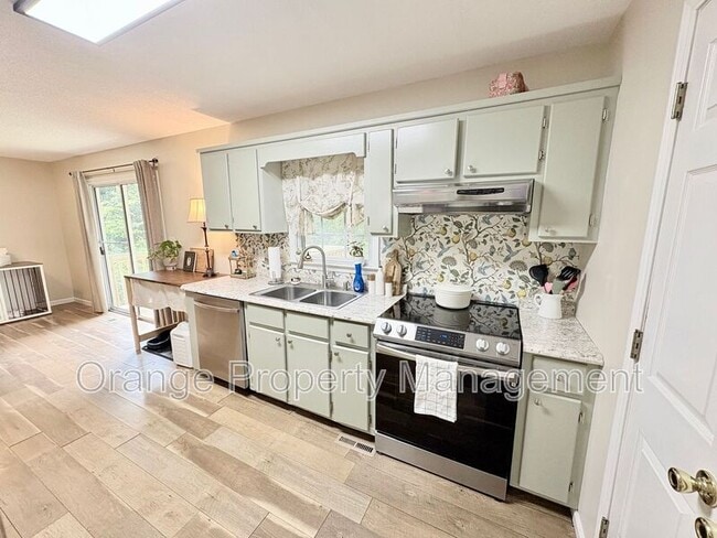 Building Photo - 415 Mayfield Dr