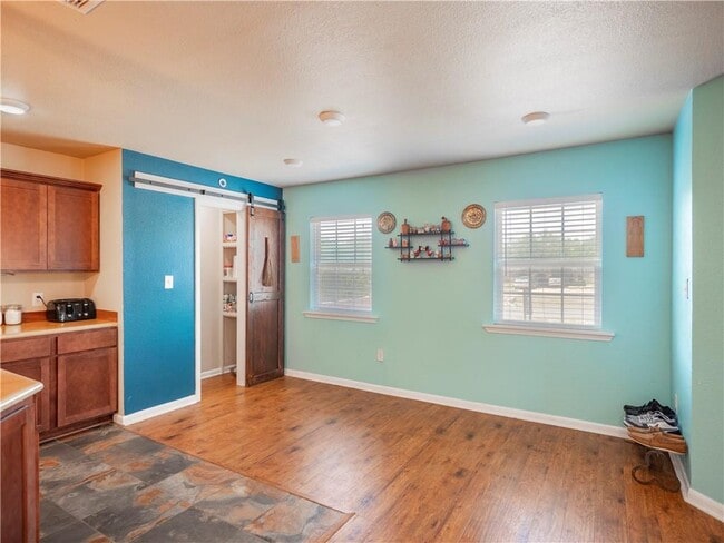 Building Photo - 691 Tamarack Dr