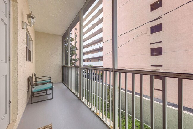 Building Photo - 1450 N Riverside Dr