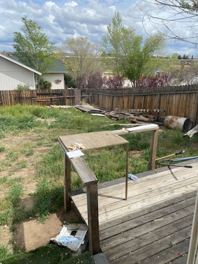 Building Photo - Spacious home on Large Lot