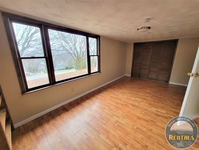 Building Photo - 2 Bedroom Right in Town!