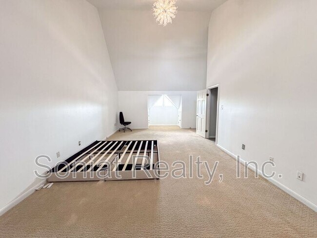 Building Photo - 7300 Lakeshore Dr