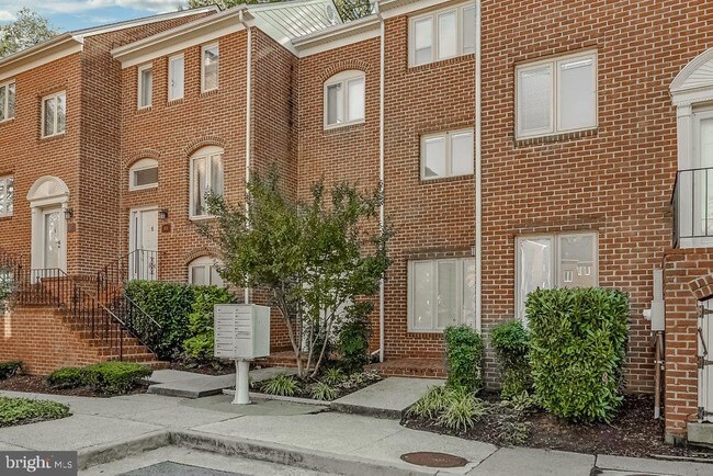 Building Photo - 1809 N Uhle St