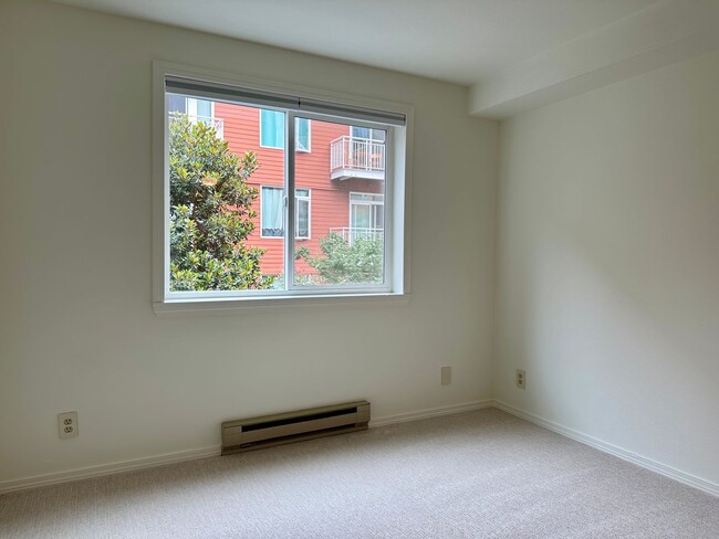 Building Photo - 1 Bedroom in great location - 2 weeks Free...