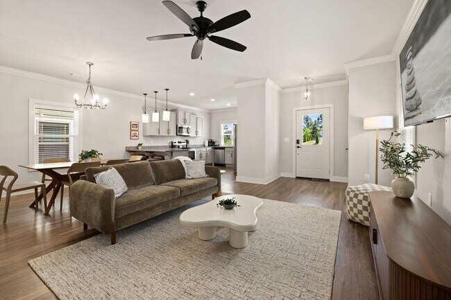 Building Photo - 913 NE Hts Ln