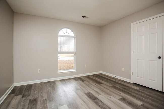 Building Photo - 7832 Sarah Ann Dr S