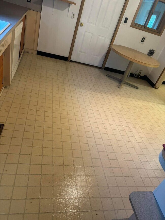 Building Photo - Cute 3 bedroom with basement and Detached ...