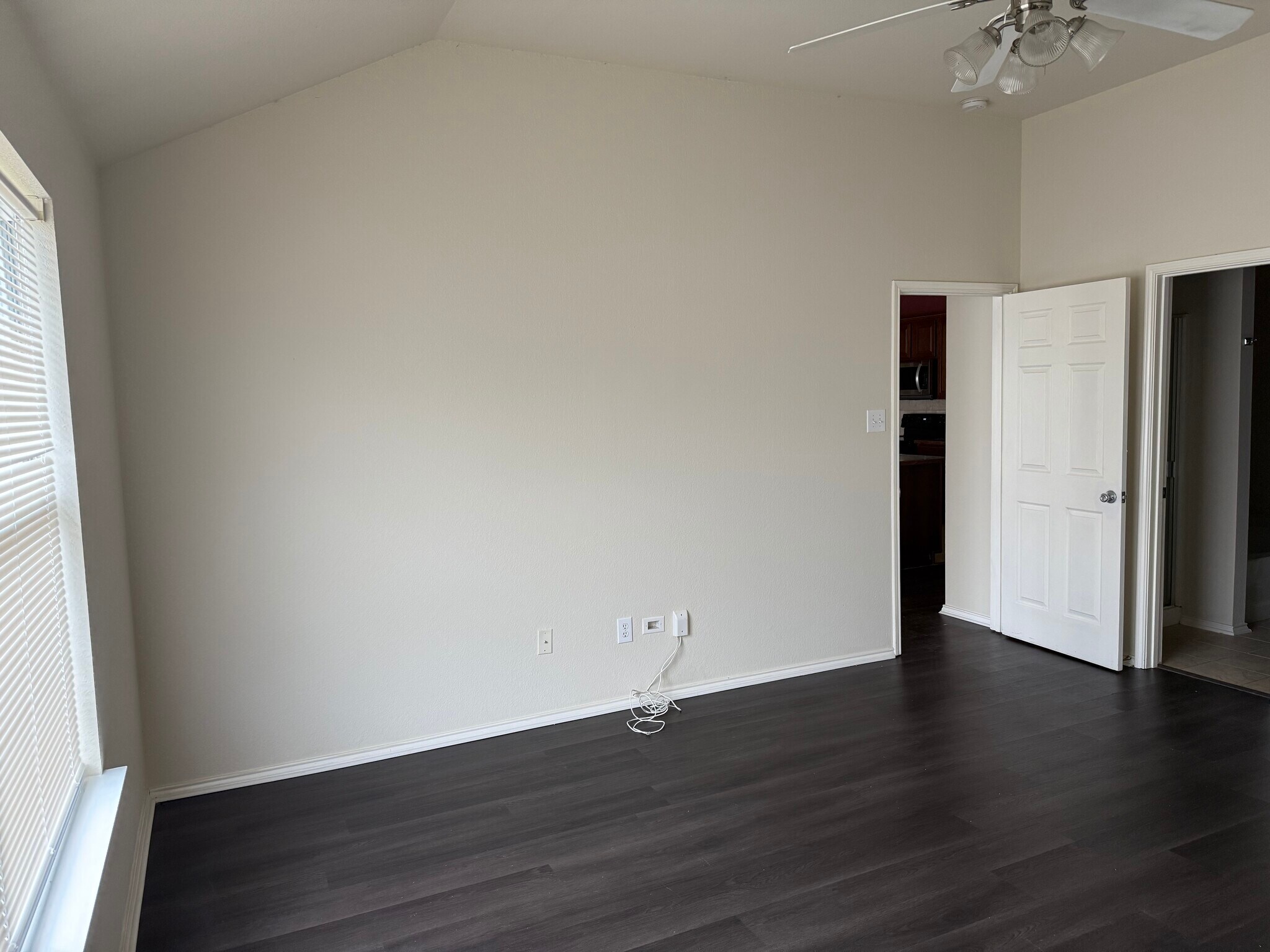 Building Photo - 400 Angler Dr