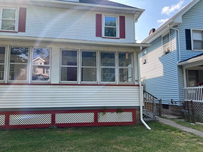 Building Photo - 95 Morton St