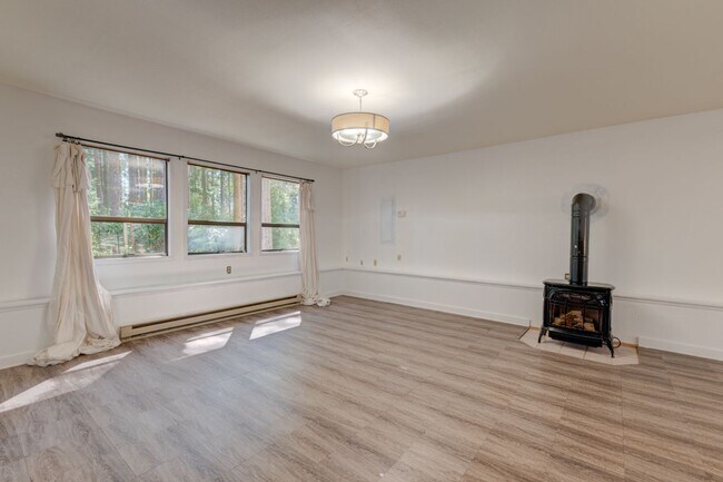 Building Photo - 1638 Fern Pl