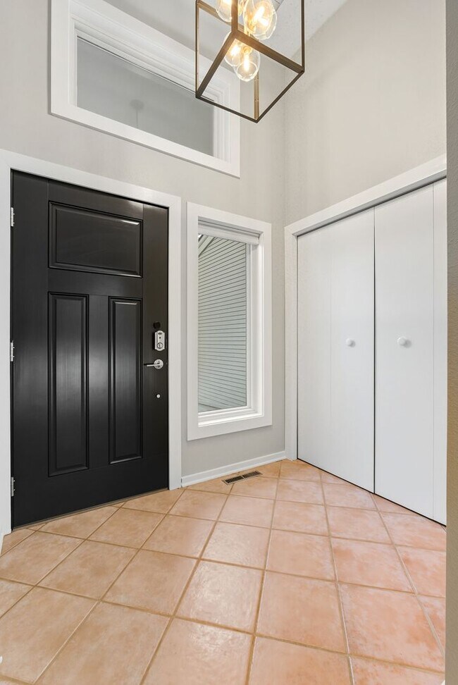 Building Photo - Lakeside living in 3-bedroom, multi-story ...