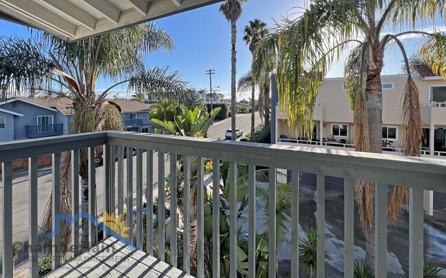 Building Photo - 2 bedroom 1/5 bath in the Village and walk...