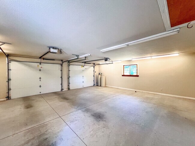 Building Photo - Charming Two Bedroom Country House with Vi...