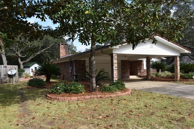 Building Photo - Three Bedroom Two Bath outside Eglin Gates