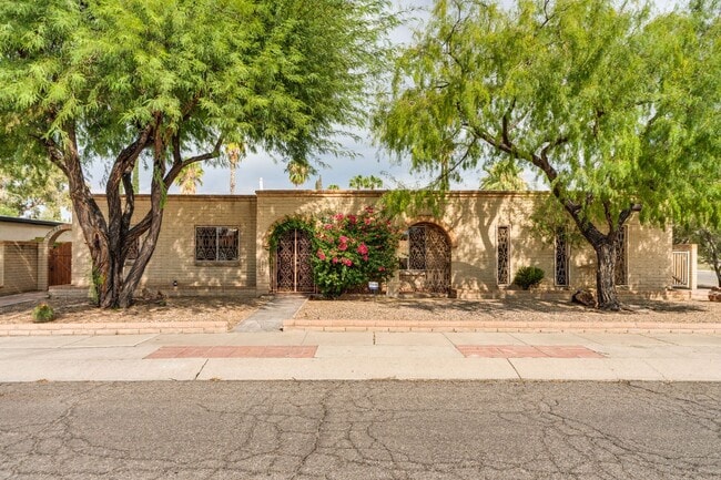 Primary Photo - Great East Side Location 4 Bed/2 Bath Home
