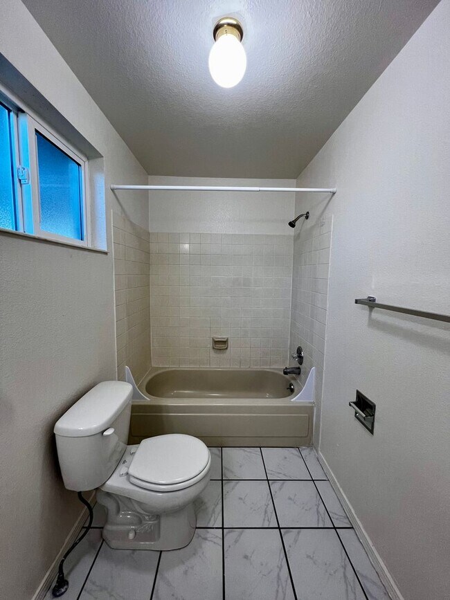 Building Photo - e4903