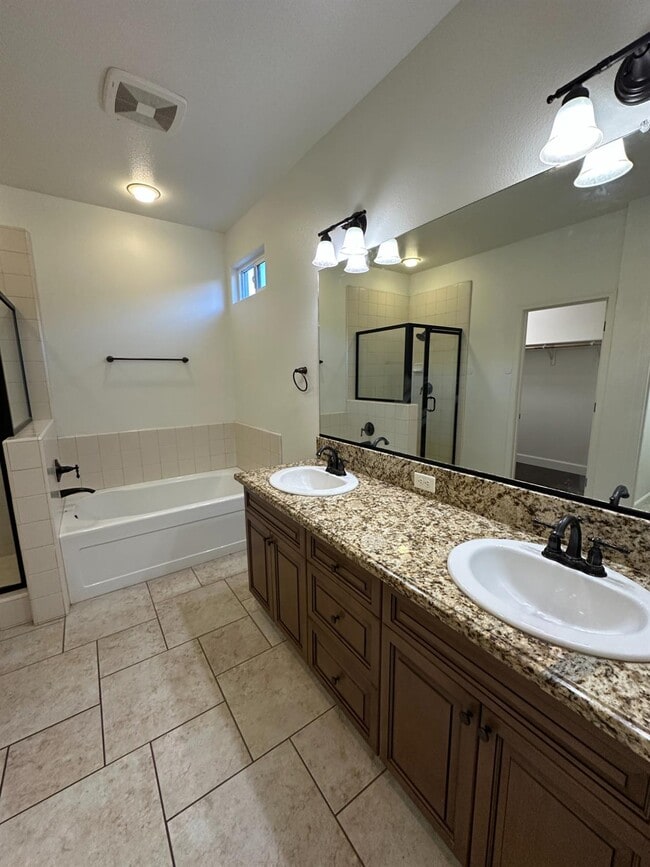 Building Photo - 3521 Buckingham Ave